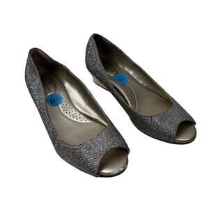 Badolino Womens B Flexible Silver Candra Peep Toe Wedge Pumps Jeweled  Size 6.5